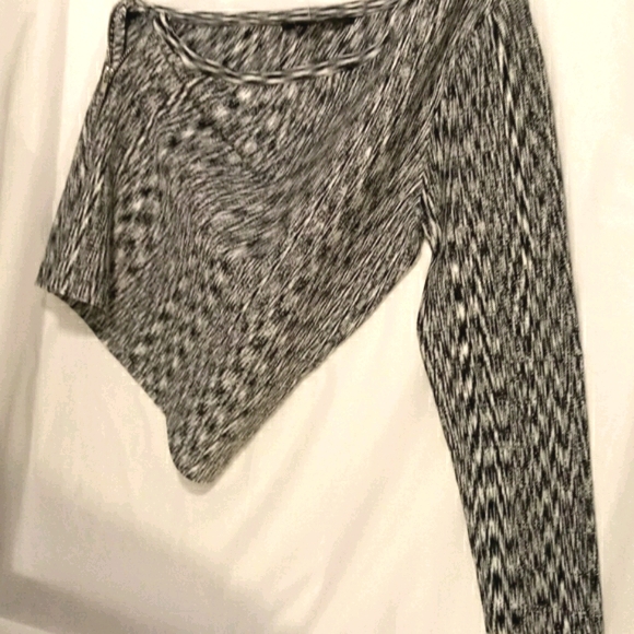 GUESS ONE SLEEVE CROP TOP - Picture 4 of 5